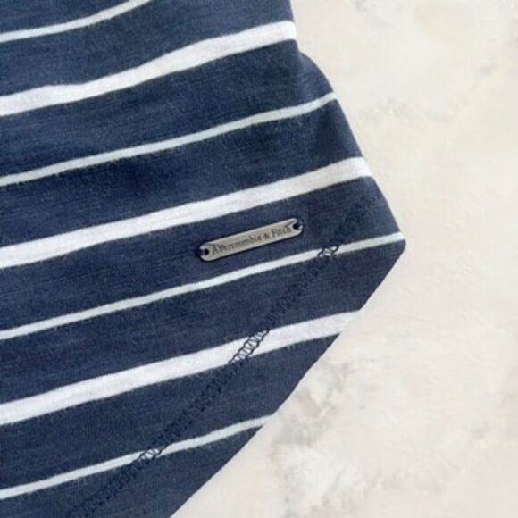 NEW Abercrombie & Fitch Navy Striped V-Neck Pocket Tee Shirt Women XS - Picture 4 of 6